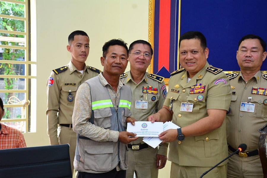 លោកឧត្តមសេនីយ៍ទោ ហួត សុធី និងយុវនីតិសម្បទាខេត្ត  បានរៀបចំប្រជុំសំណេះសណាលជាមួយក្រុមជាងសំណង់ក្រោយបញ្ចប់គម្រោងសាងសង់អគារទីស្នាក់ការសមាគមអតីតយុទ្ធជនកម្ពុជាខេត្តស្ថិតនៅភូមិថ្នល់ សង្កាត់ស្រង៉ែ ក្រុងសៀមរាប - Image 2