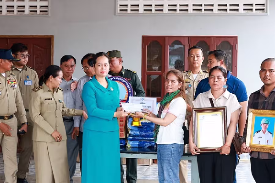 លោកជំទាវ ឈី វ៉ា នាំយកអំណោយ និងថវិកាបេឡាមករណសង្គ្រោះជូនគ្រួសារសពសមាជិក - Image 2
