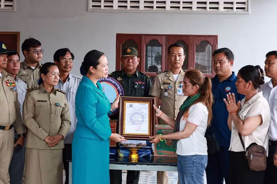 លោកជំទាវ ឈី វ៉ា នាំយកអំណោយ និងថវិកាបេឡាមករណសង្គ្រោះជូនគ្រួសារសពសមាជិក - Image 3