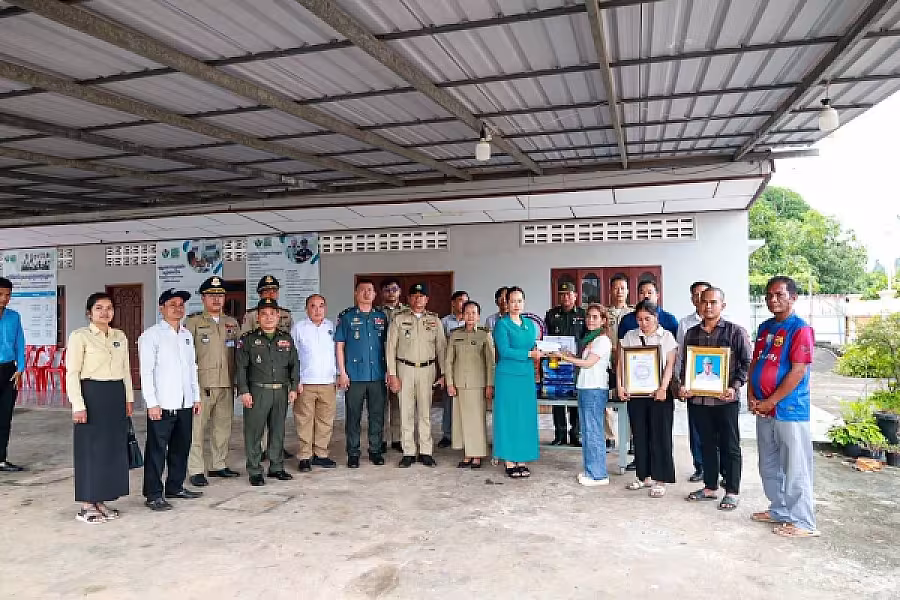 លោកជំទាវ ឈី វ៉ា នាំយកអំណោយ និងថវិកាបេឡាមករណសង្គ្រោះជូនគ្រួសារសពសមាជិក - Image 10