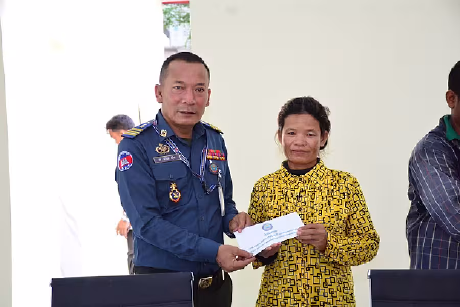 លោកឧត្តមសេនីយ៍ទោ ហួត សុធី និងយុវនីតិសម្បទាខេត្ត  បានរៀបចំប្រជុំសំណេះសណាលជាមួយក្រុមជាងសំណង់ក្រោយបញ្ចប់គម្រោងសាងសង់អគារទីស្នាក់ការសមាគមអតីតយុទ្ធជនកម្ពុជាខេត្តស្ថិតនៅភូមិថ្នល់ សង្កាត់ស្រង៉ែ ក្រុងសៀមរាប - Image 4