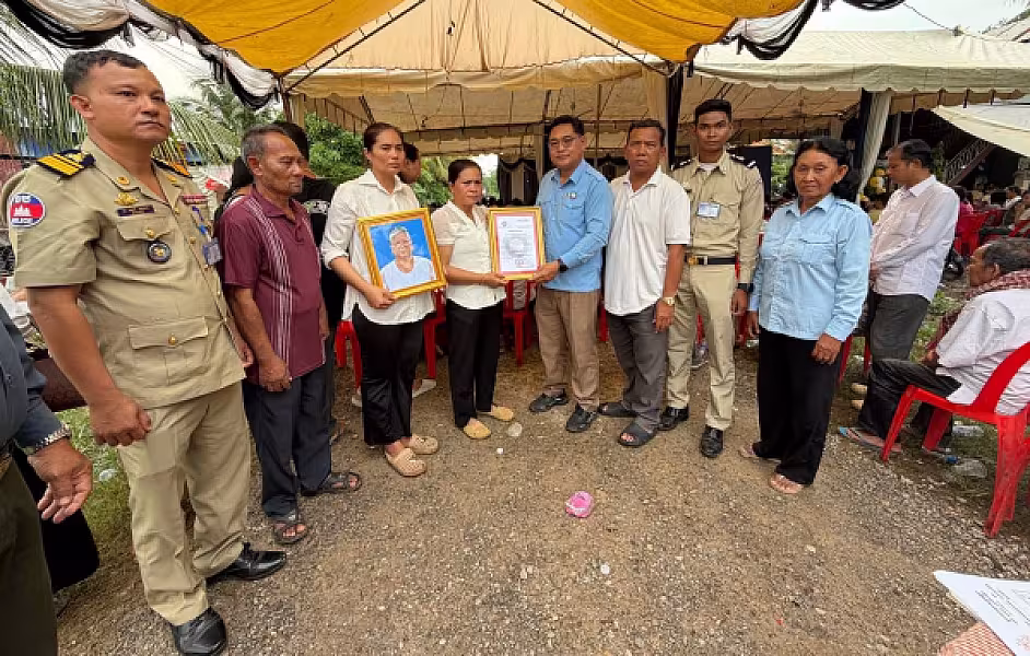 អ.ន.ក. ស្រុកមោងឫស្សី នាំយកថវិការបេឡាមរណសង្គ្រោះជូនគ្រួសារសពសមាជិក