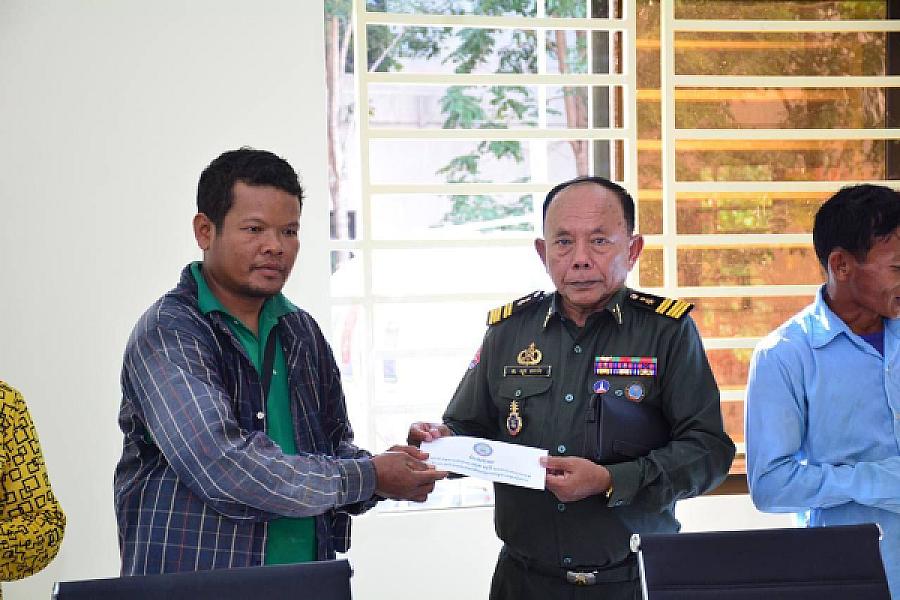 លោកឧត្តមសេនីយ៍ទោ ហួត សុធី និងយុវនីតិសម្បទាខេត្ត  បានរៀបចំប្រជុំសំណេះសណាលជាមួយក្រុមជាងសំណង់ក្រោយបញ្ចប់គម្រោងសាងសង់អគារទីស្នាក់ការសមាគមអតីតយុទ្ធជនកម្ពុជាខេត្តស្ថិតនៅភូមិថ្នល់ សង្កាត់ស្រង៉ែ ក្រុងសៀមរាប - Image 5