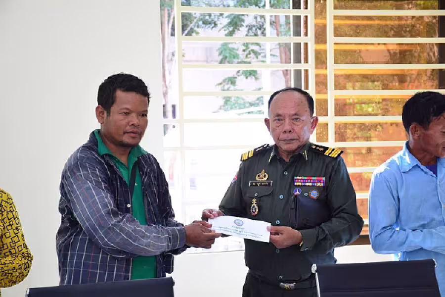 លោកឧត្តមសេនីយ៍ទោ ហួត សុធី និងយុវនីតិសម្បទាខេត្ត  បានរៀបចំប្រជុំសំណេះសណាលជាមួយក្រុមជាងសំណង់ក្រោយបញ្ចប់គម្រោងសាងសង់អគារទីស្នាក់ការសមាគមអតីតយុទ្ធជនកម្ពុជាខេត្តស្ថិតនៅភូមិថ្នល់ សង្កាត់ស្រង៉ែ ក្រុងសៀមរាប - Image 5