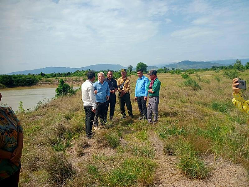 អភិបាលរងខេត្តបាត់ដំបង ចុះពិនិត្យស្ថានភាពរស់នៅរបស់អតីតយុទ្ធជន និងកន្លែងចែកអំណោយ - Image 2