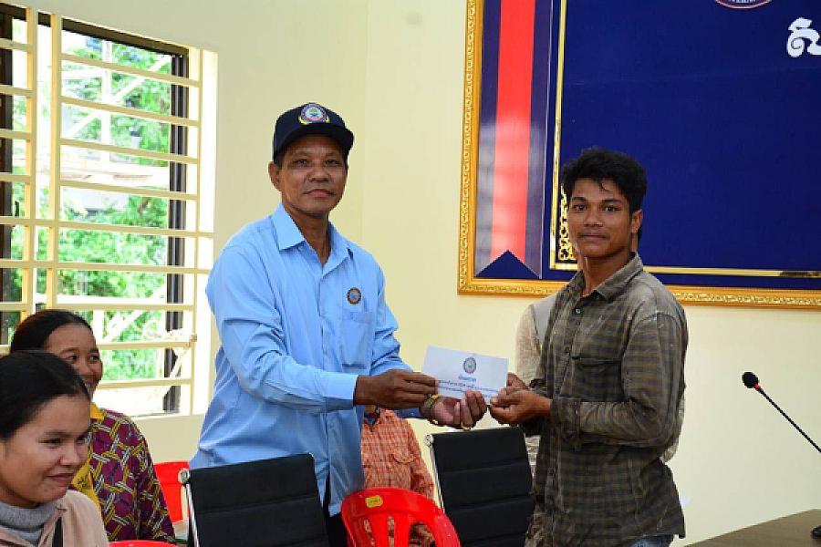 លោកឧត្តមសេនីយ៍ទោ ហួត សុធី និងយុវនីតិសម្បទាខេត្ត  បានរៀបចំប្រជុំសំណេះសណាលជាមួយក្រុមជាងសំណង់ក្រោយបញ្ចប់គម្រោងសាងសង់អគារទីស្នាក់ការសមាគមអតីតយុទ្ធជនកម្ពុជាខេត្តស្ថិតនៅភូមិថ្នល់ សង្កាត់ស្រង៉ែ ក្រុងសៀមរាប - Image 6