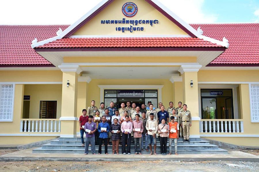 លោកឧត្តមសេនីយ៍ទោ ហួត សុធី និងយុវនីតិសម្បទាខេត្ត  បានរៀបចំប្រជុំសំណេះសណាលជាមួយក្រុមជាងសំណង់ក្រោយបញ្ចប់គម្រោងសាងសង់អគារទីស្នាក់ការសមាគមអតីតយុទ្ធជនកម្ពុជាខេត្តស្ថិតនៅភូមិថ្នល់ សង្កាត់ស្រង៉ែ ក្រុងសៀមរាប - Image 9