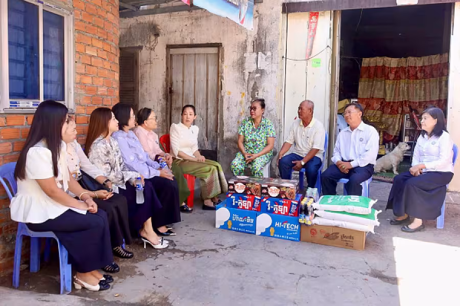លោកជំទាវ ទុយ សិរីរតនៈ នេត្រភក្ត្រា អញ្ជើញចុះសួរសុខទុក្ខនិវត្តជនដែលជាអតីតមន្ត្រីរាជការក្រសួងព័ត៌មាន - Image 5