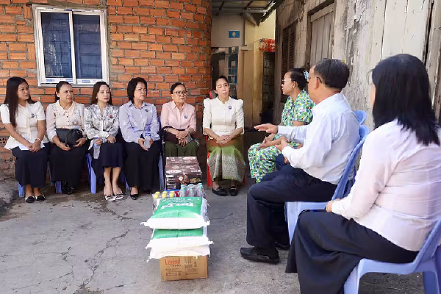 លោកជំទាវ ទុយ សិរីរតនៈ នេត្រភក្ត្រា អញ្ជើញចុះសួរសុខទុក្ខនិវត្តជនដែលជាអតីតមន្ត្រីរាជការក្រសួងព័ត៌មាន - Image 6