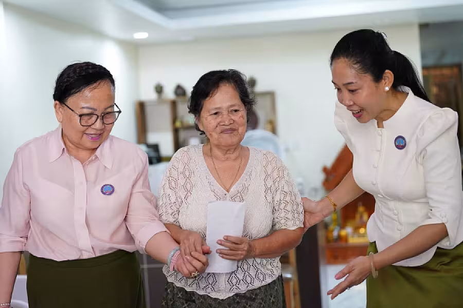 លោកជំទាវ ទុយ សិរីរតនៈ នេត្រភក្ត្រា អញ្ជើញចុះសួរសុខទុក្ខនិវត្តជនដែលជាអតីតមន្ត្រីរាជការក្រសួងព័ត៌មាន - Image 9