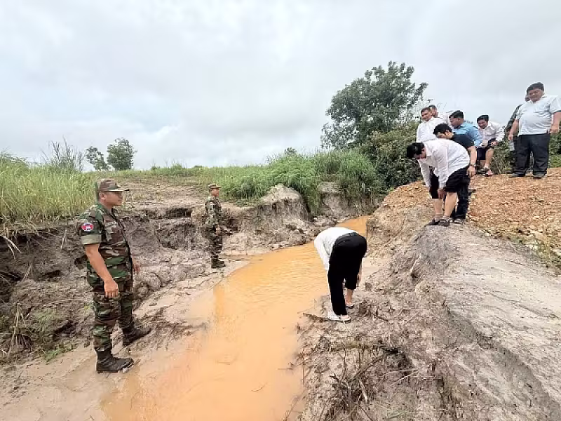  លោកឧត្តមសេនីយ៍ត្រី នូវ សំអុល អញ្ជើញចុះពិនិត្យស្ថានភាពក្នុងតំបន់ដីសម្បទានសង្គមកិច្ច និងផ្ទះអតីតយុទ្ធជនខេត្តព្រះសីហនុ។   - Image 2