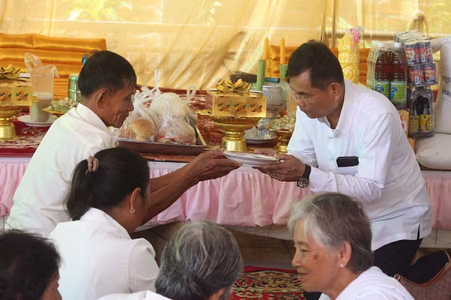 អនុប្រធានប្រចាំការ អ.ន.ក.ខេត្តកំពង់ឆ្នាំង នាំយកអំណោយសម្តេចធិបតី ហ៊ុន ម៉ាណែត ប្រគេនព្រះសង្ឃវត្តភ្នំត្រោក  - Image 4