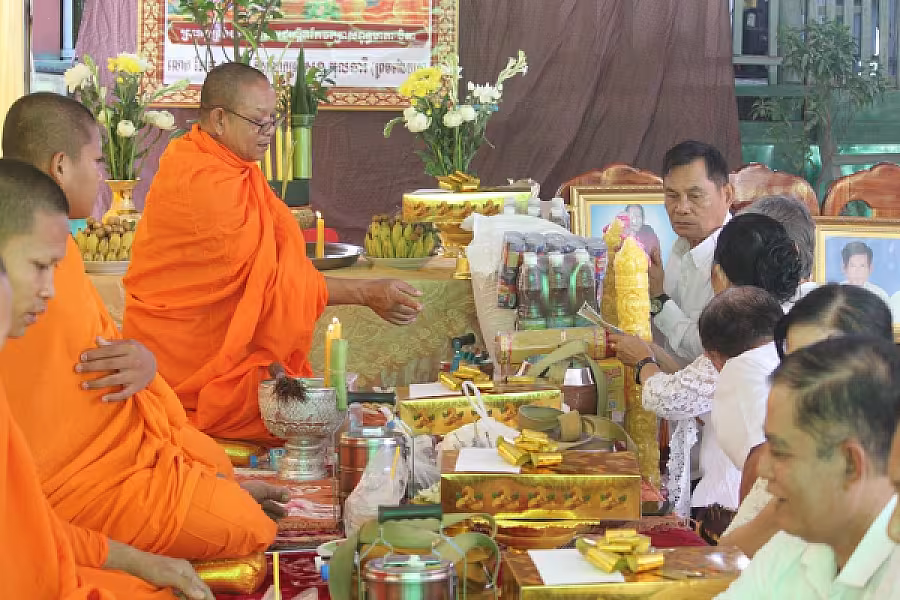 អនុប្រធានប្រចាំការ អ.ន.ក.ខេត្តកំពង់ឆ្នាំង នាំយកអំណោយសម្តេចធិបតី ហ៊ុន ម៉ាណែត ប្រគេនព្រះសង្ឃវត្តភ្នំត្រោក 