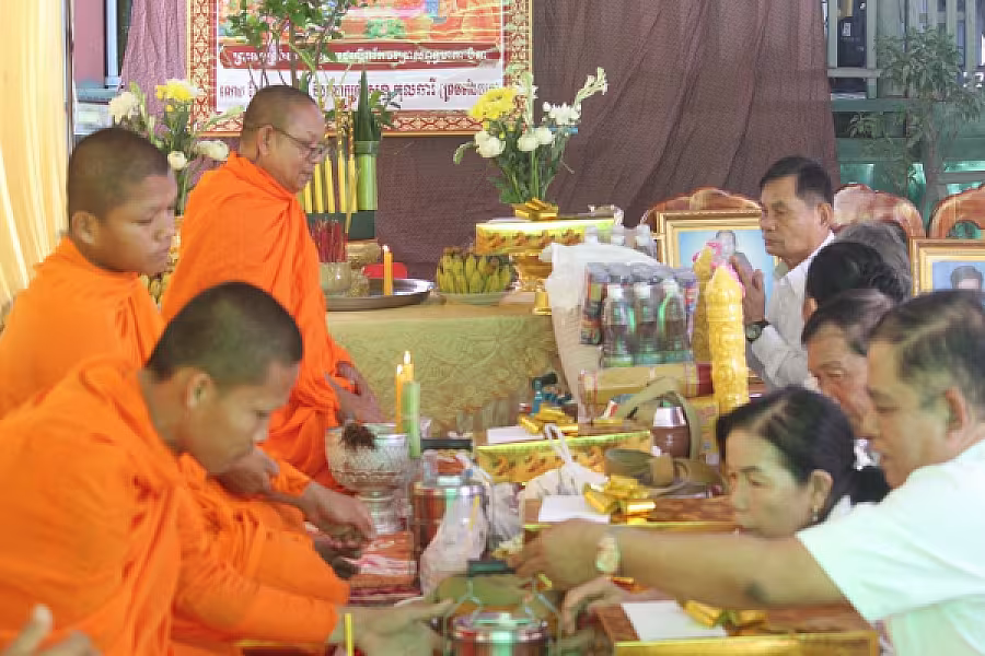 អនុប្រធានប្រចាំការ អ.ន.ក.ខេត្តកំពង់ឆ្នាំង នាំយកអំណោយសម្តេចធិបតី ហ៊ុន ម៉ាណែត ប្រគេនព្រះសង្ឃវត្តភ្នំត្រោក  - Image 2