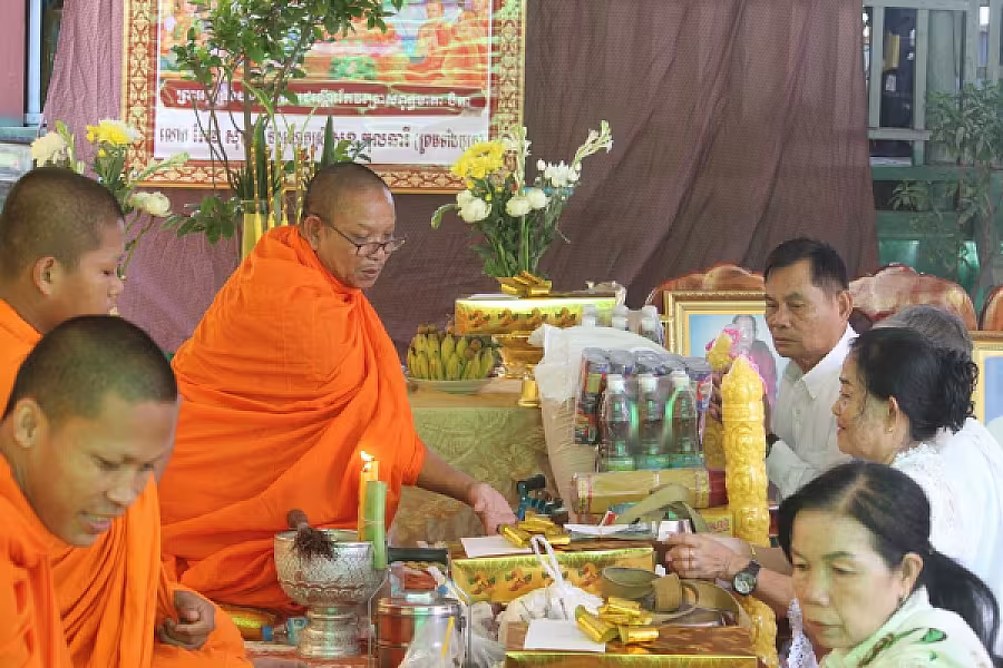 អនុប្រធានប្រចាំការ អ.ន.ក.ខេត្តកំពង់ឆ្នាំង នាំយកអំណោយសម្តេចធិបតី ហ៊ុន ម៉ាណែត ប្រគេនព្រះសង្ឃវត្តភ្នំត្រោក  - Image 3