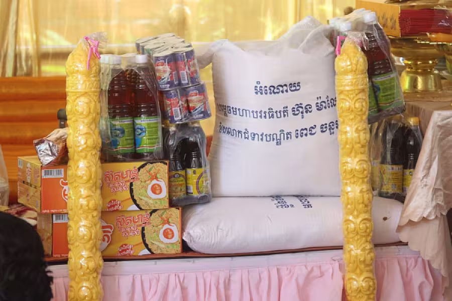 អនុប្រធានប្រចាំការ អ.ន.ក.ខេត្តកំពង់ឆ្នាំង នាំយកអំណោយសម្តេចធិបតី ហ៊ុន ម៉ាណែត ប្រគេនព្រះសង្ឃវត្តភ្នំត្រោក  - Image 6