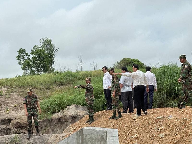  លោកឧត្តមសេនីយ៍ត្រី នូវ សំអុល អញ្ជើញចុះពិនិត្យស្ថានភាពក្នុងតំបន់ដីសម្បទានសង្គមកិច្ច និងផ្ទះអតីតយុទ្ធជនខេត្តព្រះសីហនុ។   - Image 4