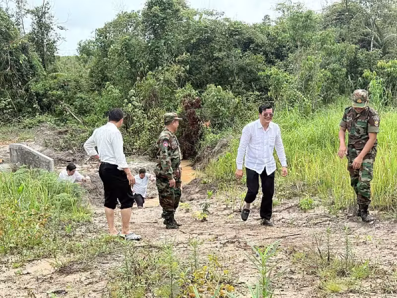  លោកឧត្តមសេនីយ៍ត្រី នូវ សំអុល អញ្ជើញចុះពិនិត្យស្ថានភាពក្នុងតំបន់ដីសម្បទានសង្គមកិច្ច និងផ្ទះអតីតយុទ្ធជនខេត្តព្រះសីហនុ។   - Image 5