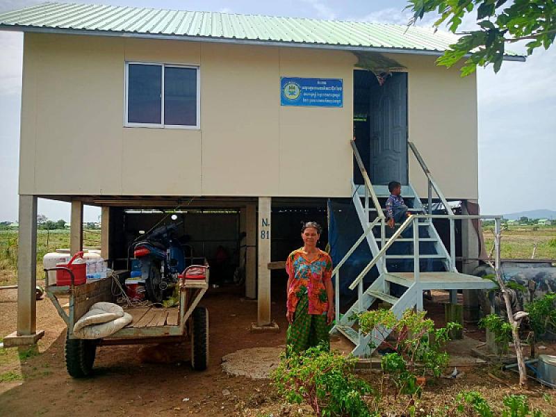 អភិបាលរងខេត្តបាត់ដំបង ចុះពិនិត្យស្ថានភាពរស់នៅរបស់អតីតយុទ្ធជន និងកន្លែងចែកអំណោយ - Image 3