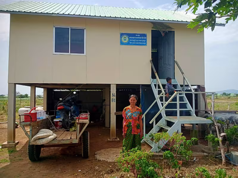 អភិបាលរងខេត្តបាត់ដំបង ចុះពិនិត្យស្ថានភាពរស់នៅរបស់អតីតយុទ្ធជន និងកន្លែងចែកអំណោយ - Image 3