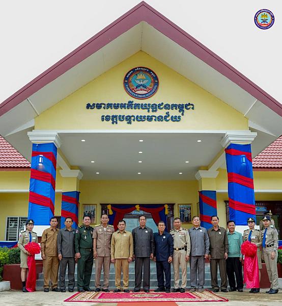 ឯកឧត្តមកិត្តិសង្គហបណ្ឌិត គន់ គីម  អញ្ជើញក្នុងពិធីសម្ពោធទីស្នាក់ការសមាគមអតីតយុទ្ធជនខេត្តបន្ទាយមានជ័យ ជាអំណោយដ៏ថ្លៃថ្លារបស់សម្តេចតេជោ ហ៊ុន សែន ប្រធានសមាគមអតីតយុទ្ធជនកម្ពុជា កសាងដោយអ្នកឧកញ៉ា ម៉ម វណ្ណឌី - Image 2