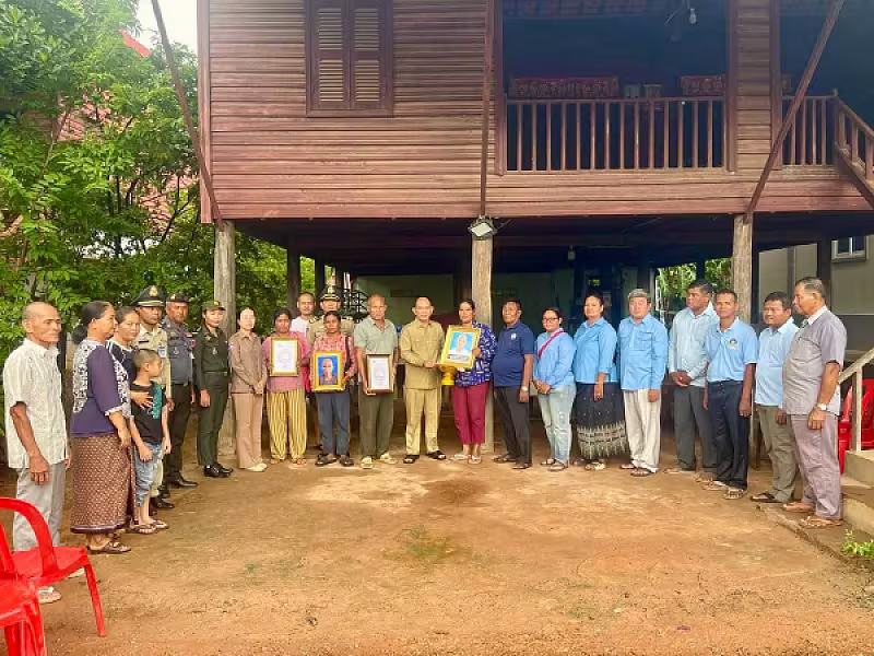 អ.ន.ក.ស្រុកសូត្រនិគម ចុះប្រគល់ថវិកាបេឡាមរណសង្គ្រោះជូនគ្រួសារសពជាសមាជិក - Image 2