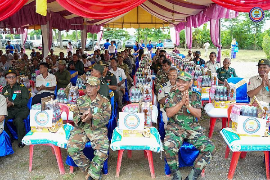 ឯកឧត្តមកិត្តិសង្គហបណ្ឌិត គន់ គីម  អញ្ជើញក្នុងពិធីសម្ពោធទីស្នាក់ការសមាគមអតីតយុទ្ធជនខេត្តបន្ទាយមានជ័យ ជាអំណោយដ៏ថ្លៃថ្លារបស់សម្តេចតេជោ ហ៊ុន សែន ប្រធានសមាគមអតីតយុទ្ធជនកម្ពុជា កសាងដោយអ្នកឧកញ៉ា ម៉ម វណ្ណឌី - Image 9