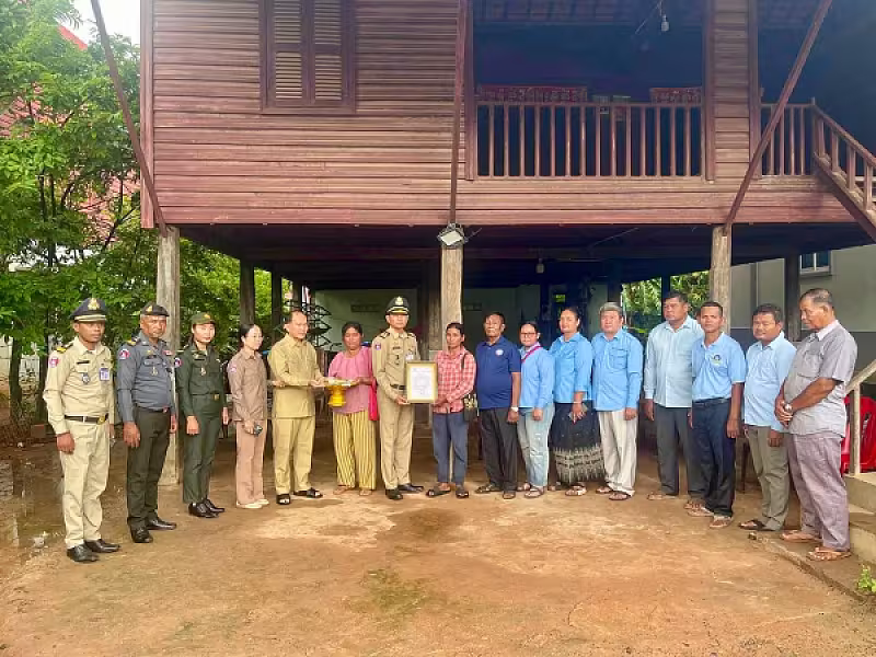 អ.ន.ក.ស្រុកសូត្រនិគម ចុះប្រគល់ថវិកាបេឡាមរណសង្គ្រោះជូនគ្រួសារសពជាសមាជិក - Image 3