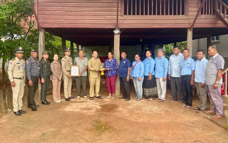 អ.ន.ក.ស្រុកសូត្រនិគម ចុះប្រគល់ថវិកាបេឡាមរណសង្គ្រោះជូនគ្រួសារសពជាសមាជិក