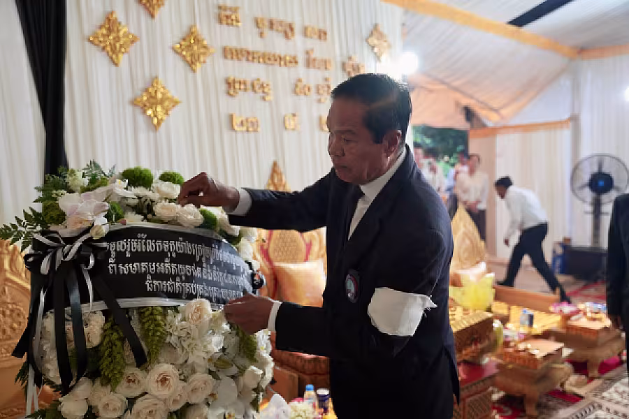 ឯកឧត្តម គន់ គីម អញ្ជើញដឹកនាំគណៈប្រតិភូ គោរពវិញ្ញាណក្ខន្ធសពម្តាយបង្កើត ឯកឧត្តម ឧត្តមសេនីយ៍ឯក អ៊ុក ឃ្នួច - Image 4