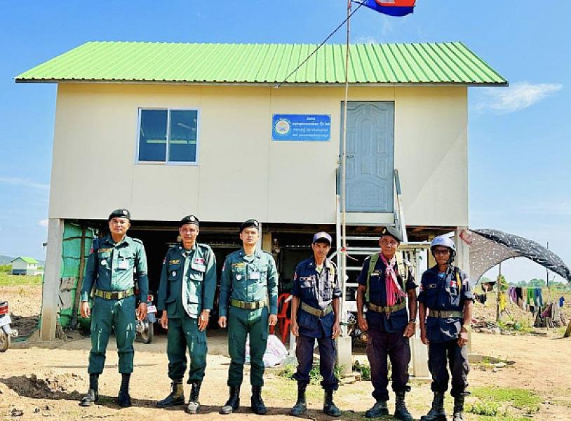 អភិបាលរងខេត្តបាត់ដំបង ចុះពិនិត្យស្ថានភាពរស់នៅរបស់អតីតយុទ្ធជន និងកន្លែងចែកអំណោយ - Image 4