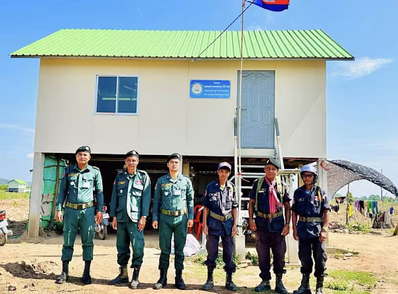 អភិបាលរងខេត្តបាត់ដំបង ចុះពិនិត្យស្ថានភាពរស់នៅរបស់អតីតយុទ្ធជន និងកន្លែងចែកអំណោយ - Image 4