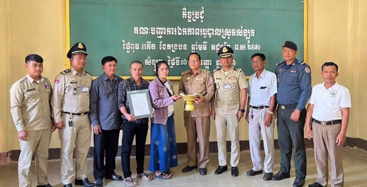 អ.ន.ក. ស្រុកសំឡូត នាំយកថវិកាមរណសង្គ្រោះជូនគ្រួសារសពសមាជិក