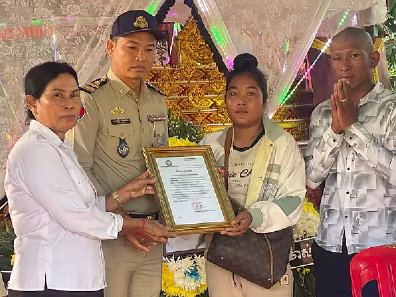 អ.ន.ក. ស្រុកសង្កែ នាំយកថវិកាមរណសង្គ្រោះជូនគ្រួសារសពសមាជិក - Image 2