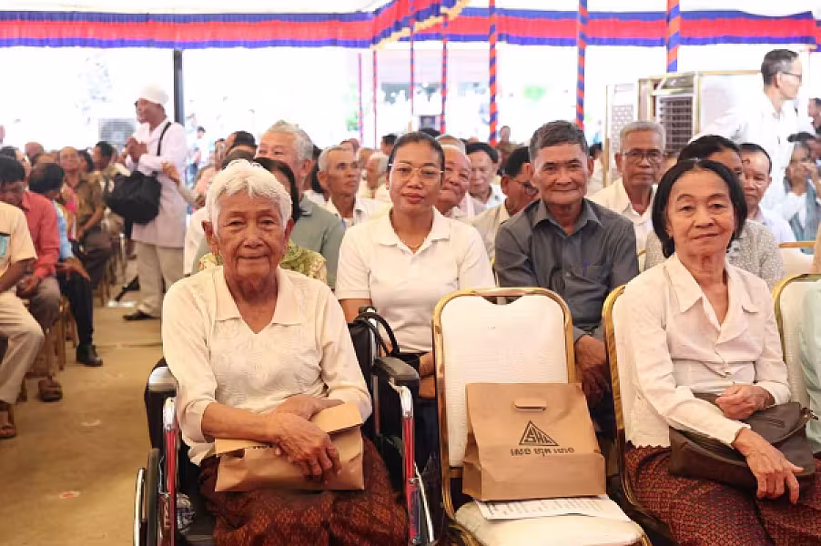ឯកឧត្តម ហ៊ុន ម៉ានី អញ្ជើញជួបសំណេះសំណាលជាមួយនិវត្តជនចំនួនប្រមាណ ២ពាន់នាក់ ក្នុងខេត្តកំពង់ស្ពឺ - Image 8