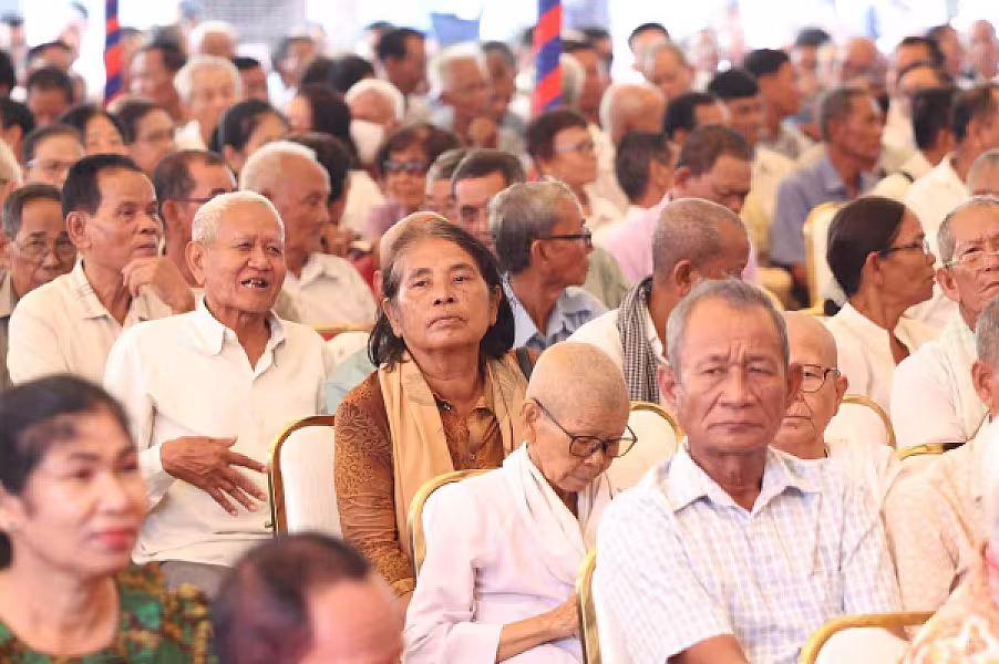 ឯកឧត្តម ហ៊ុន ម៉ានី អញ្ជើញជួបសំណេះសំណាលជាមួយនិវត្តជនចំនួនប្រមាណ ២ពាន់នាក់ ក្នុងខេត្តកំពង់ស្ពឺ - Image 9