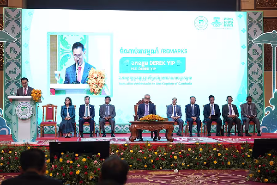ឯកឧត្តម អូន ព័ន្ធមុនីរ័ត្ន អញ្ជើញដាក់ដំណើរការផែនការប្រតិបត្តិសម្រាប់អនុវត្តន៍គោលការណ៍ណែនាំក្របខណ្ឌកិច្ចគាំពារសង្គមឆ្លើយតបនឹងគ្រោះអាសន្នឆ្នាំ២០២៦-២០៣០ - Image 18