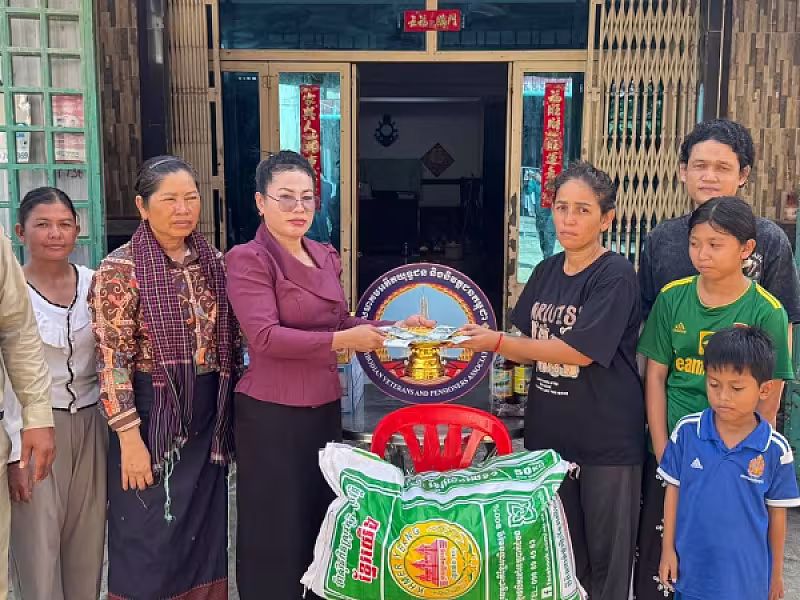 អ.ន.ក. ស្រុកអង្គស្នួលនាំយកថវិកាបេឡាមរណសង្គ្រោះជូនគ្រួសារសមាជិក