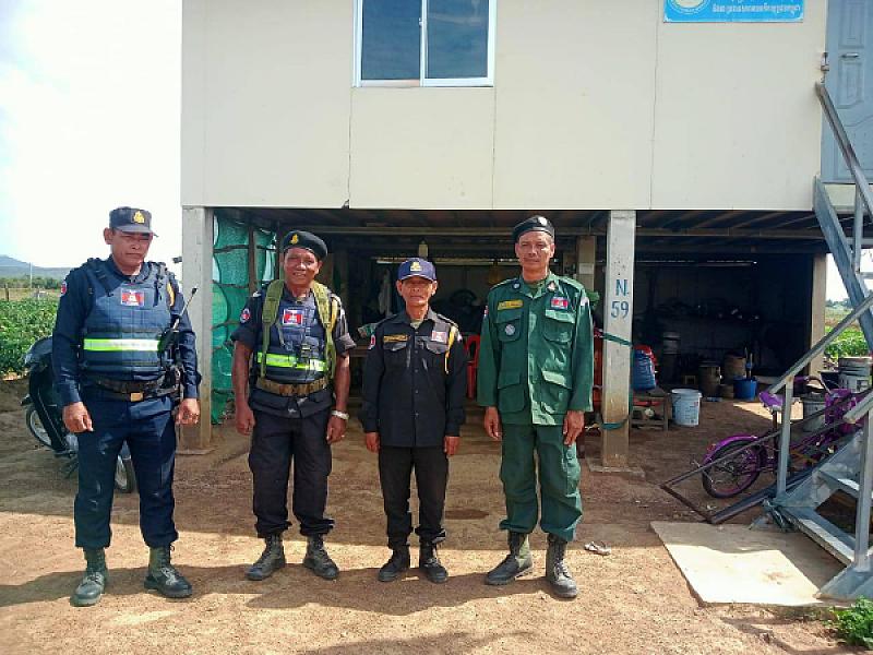 អភិបាលរងខេត្តបាត់ដំបង ចុះពិនិត្យស្ថានភាពរស់នៅរបស់អតីតយុទ្ធជន និងកន្លែងចែកអំណោយ - Image 6