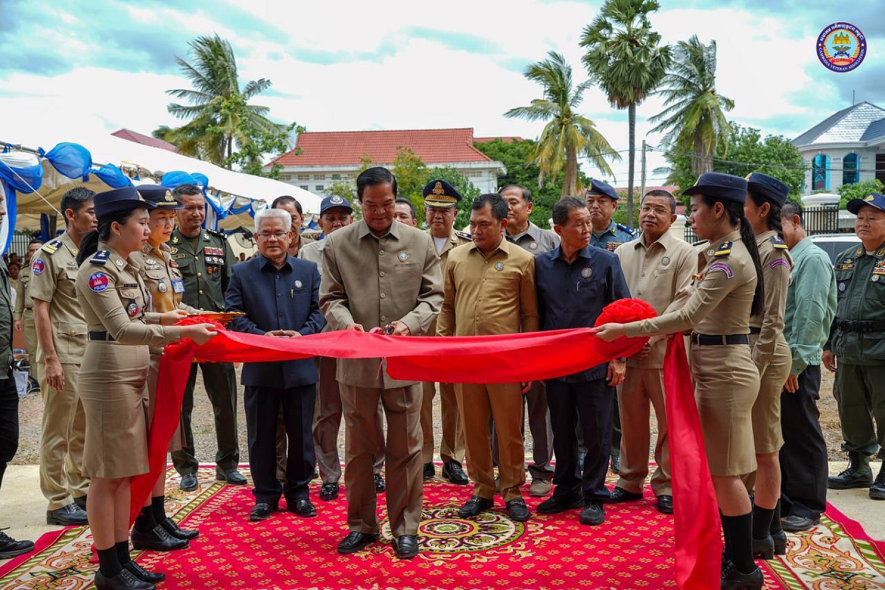 ឯកឧត្តមកិត្តិសង្គហបណ្ឌិត គន់ គីម បានអញ្ជើញក្នុងពិធីសម្ពោធទីស្នាក់ការសមាគមអតីតយុទ្ធជនខេត្តបាត់ដំបង ជាអំណោយដ៏ថ្លៃថ្លារបស់សម្តេចតេជោ ហ៊ុន សែន ប្រធានសមាគមអតីតយុទ្ធជនកម្ពុជា កសាងដោយអ្នកឧកញ៉ា ម៉ម វណ្ណឌី។ 