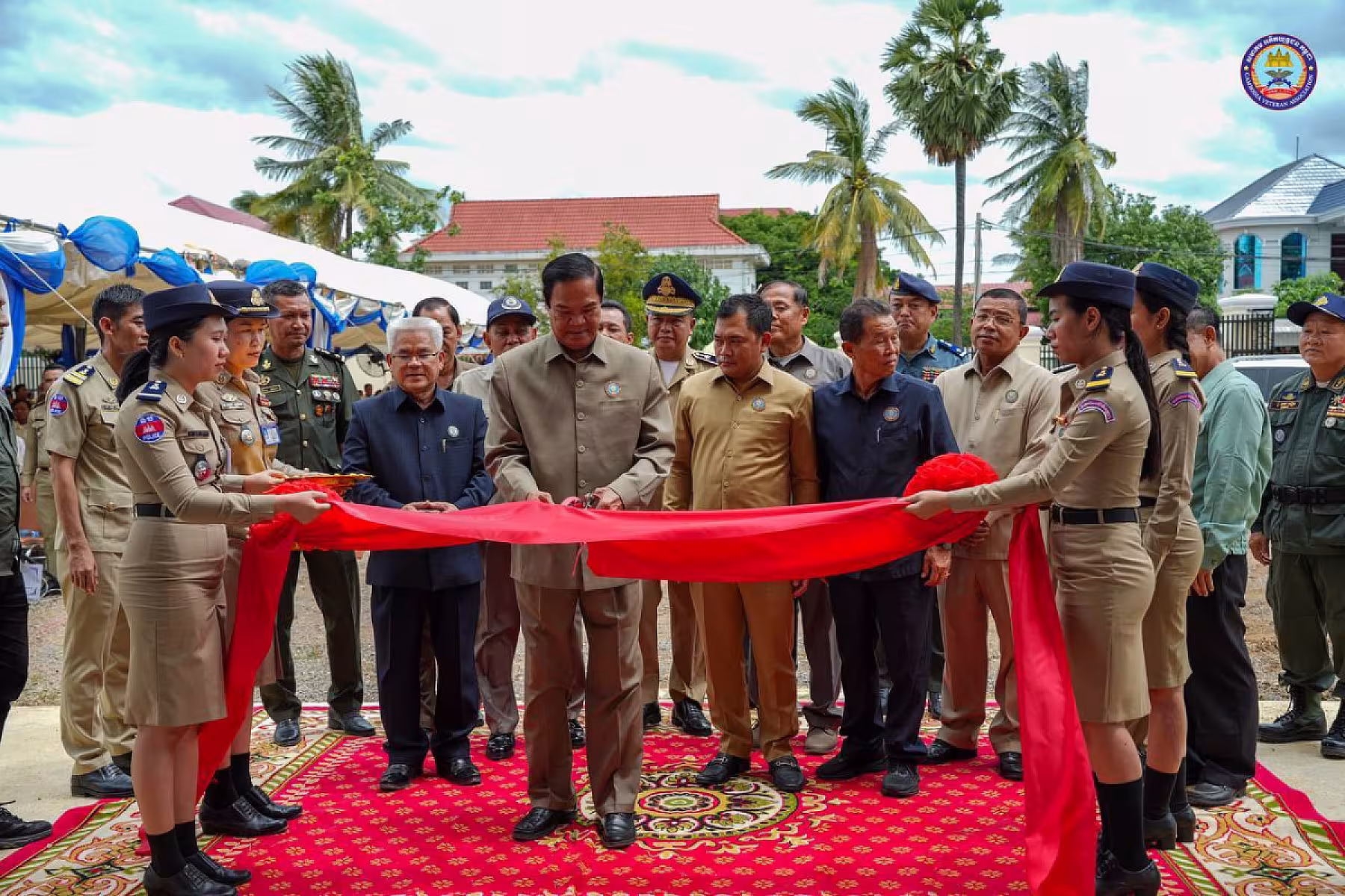 ឯកឧត្តមកិត្តិសង្គហបណ្ឌិត គន់ គីម បានអញ្ជើញក្នុងពិធីសម្ពោធទីស្នាក់ការសមាគមអតីតយុទ្ធជនខេត្តបាត់ដំបង ជាអំណោយដ៏ថ្លៃថ្លារបស់សម្តេចតេជោ ហ៊ុន សែន ប្រធានសមាគមអតីតយុទ្ធជនកម្ពុជា កសាងដោយអ្នកឧកញ៉ា ម៉ម វណ្ណឌី។ 