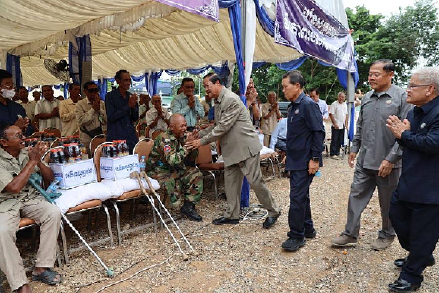 ឯកឧត្តមកិត្តិសង្គហបណ្ឌិត គន់ គីម បានអញ្ជើញក្នុងពិធីសម្ពោធទីស្នាក់ការសមាគមអតីតយុទ្ធជនខេត្តបាត់ដំបង ជាអំណោយដ៏ថ្លៃថ្លារបស់សម្តេចតេជោ ហ៊ុន សែន ប្រធានសមាគមអតីតយុទ្ធជនកម្ពុជា កសាងដោយអ្នកឧកញ៉ា ម៉ម វណ្ណឌី។  - Image 3