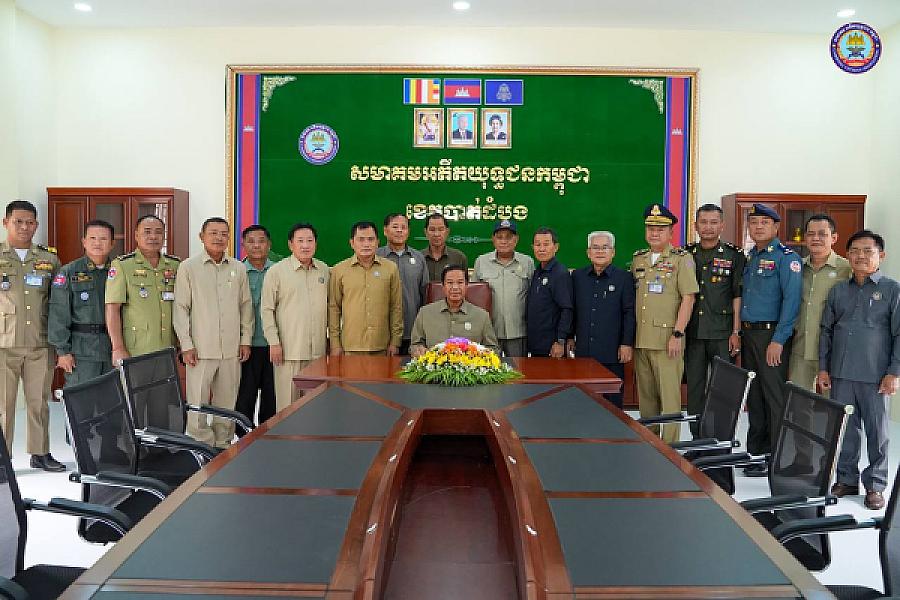 ឯកឧត្តមកិត្តិសង្គហបណ្ឌិត គន់ គីម បានអញ្ជើញក្នុងពិធីសម្ពោធទីស្នាក់ការសមាគមអតីតយុទ្ធជនខេត្តបាត់ដំបង ជាអំណោយដ៏ថ្លៃថ្លារបស់សម្តេចតេជោ ហ៊ុន សែន ប្រធានសមាគមអតីតយុទ្ធជនកម្ពុជា កសាងដោយអ្នកឧកញ៉ា ម៉ម វណ្ណឌី។  - Image 4