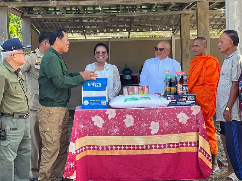 ឯកឧត្តម អ៊ុក ឃ្នួច អញ្ជើញប្រគល់ផ្ទះ ៣ខ្នង ជូនអតីតយុទ្ធជន និងនិវត្តជន ក្នុងខេត្តបាត់ដំបង - Image 5
