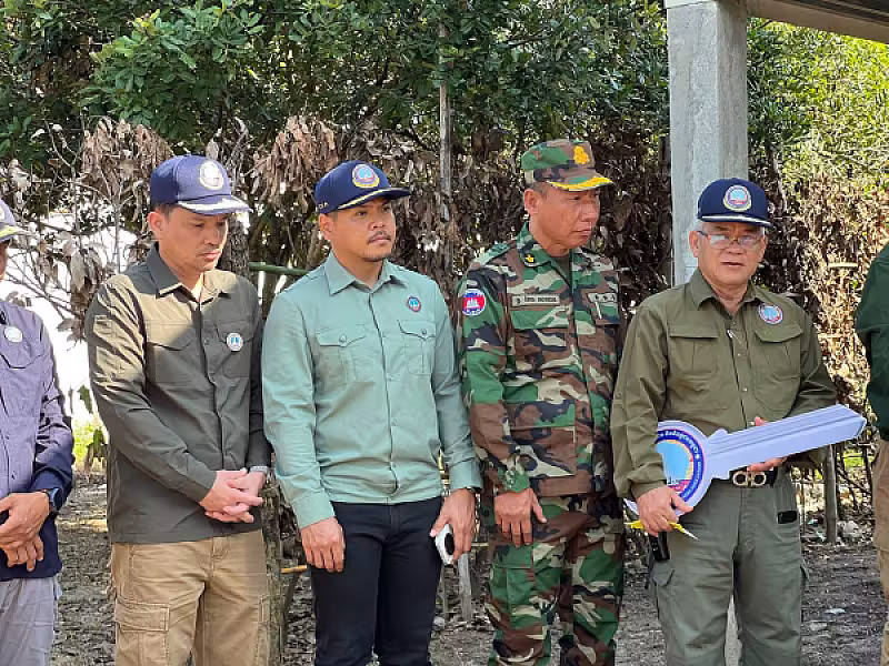 ឯកឧត្តម អ៊ុក ឃ្នួច អញ្ជើញប្រគល់ផ្ទះ ៣ខ្នង ជូនអតីតយុទ្ធជន និងនិវត្តជន ក្នុងខេត្តបាត់ដំបង - Image 8