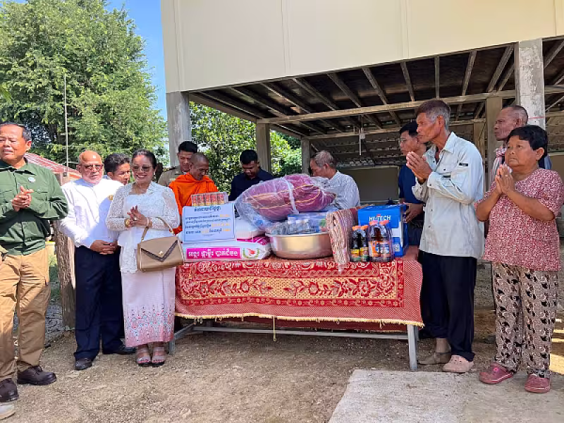 ឯកឧត្តម អ៊ុក ឃ្នួច អញ្ជើញប្រគល់ផ្ទះ ៣ខ្នង ជូនអតីតយុទ្ធជន និងនិវត្តជន ក្នុងខេត្តបាត់ដំបង - Image 11