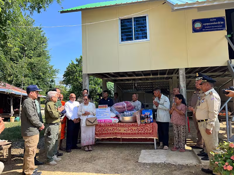 ឯកឧត្តម អ៊ុក ឃ្នួច អញ្ជើញប្រគល់ផ្ទះ ៣ខ្នង ជូនអតីតយុទ្ធជន និងនិវត្តជន ក្នុងខេត្តបាត់ដំបង - Image 13