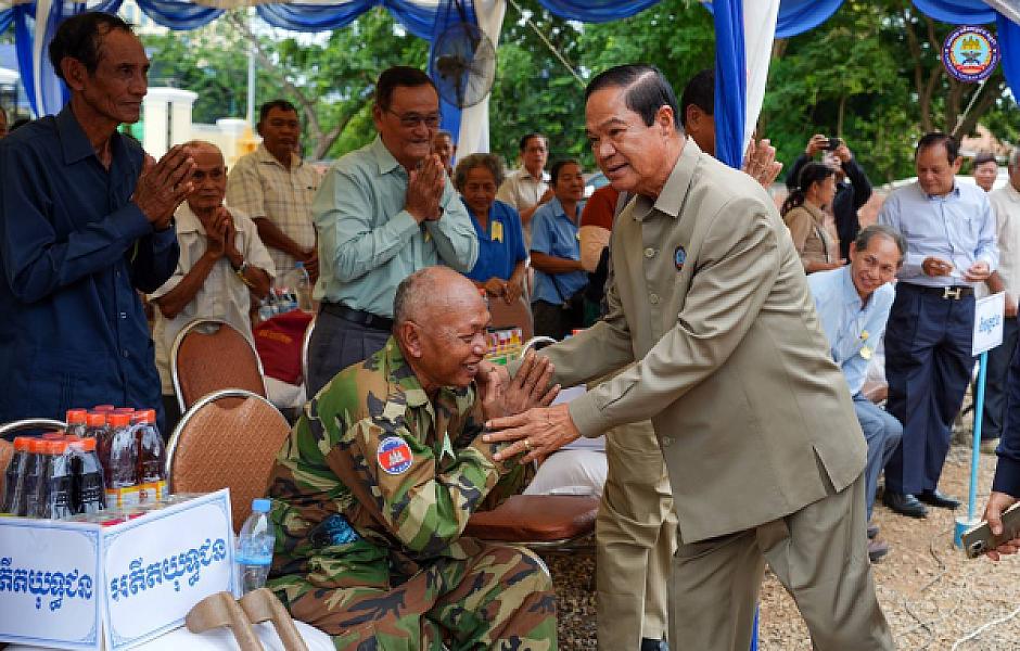 ឯកឧត្តមកិត្តិសង្គហបណ្ឌិត គន់ គីម បានអញ្ជើញក្នុងពិធីសម្ពោធទីស្នាក់ការសមាគមអតីតយុទ្ធជនខេត្តបាត់ដំបង ជាអំណោយដ៏ថ្លៃថ្លារបស់សម្តេចតេជោ ហ៊ុន សែន ប្រធានសមាគមអតីតយុទ្ធជនកម្ពុជា កសាងដោយអ្នកឧកញ៉ា ម៉ម វណ្ណឌី។  - Image 5