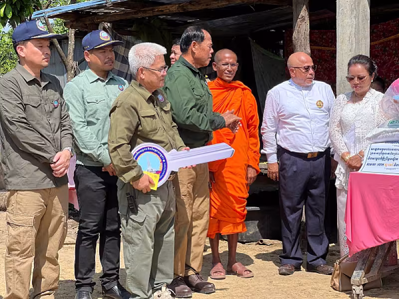 ឯកឧត្តម អ៊ុក ឃ្នួច អញ្ជើញប្រគល់ផ្ទះ ៣ខ្នង ជូនអតីតយុទ្ធជន និងនិវត្តជន ក្នុងខេត្តបាត់ដំបង - Image 17
