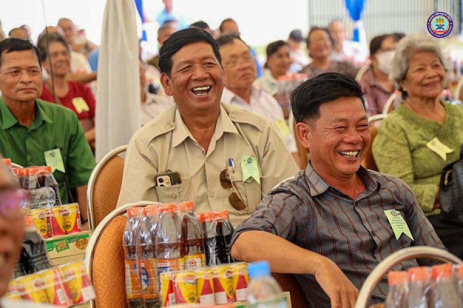 ឯកឧត្តមកិត្តិសង្គហបណ្ឌិត គន់ គីម បានអញ្ជើញក្នុងពិធីសម្ពោធទីស្នាក់ការសមាគមអតីតយុទ្ធជនខេត្តបាត់ដំបង ជាអំណោយដ៏ថ្លៃថ្លារបស់សម្តេចតេជោ ហ៊ុន សែន ប្រធានសមាគមអតីតយុទ្ធជនកម្ពុជា កសាងដោយអ្នកឧកញ៉ា ម៉ម វណ្ណឌី។  - Image 6